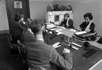 154357 Interieur van de nieuwe telefooncentrale van de N.S. in één van de hoofgebouwen te Utrecht, met vier ...